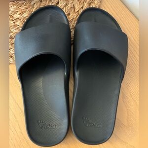 Archie’s Black Slides Sandals, Unisex; Women’s size US 8 (EU 39.5-40) Men’s US 7